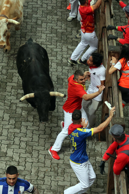 Primer encierro de San Fermín en el tramo del exterior de la Plaza de Toros