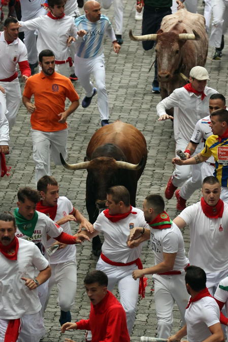 Primer encierro de San Fermín en el tramo del exterior de la Plaza de Toros