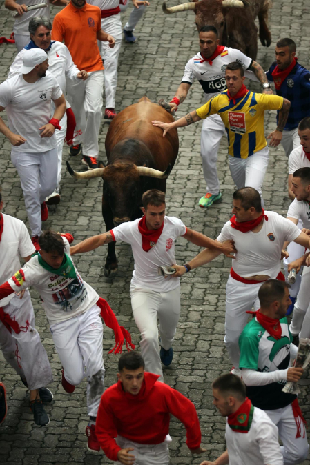 Primer encierro de San Fermín en el tramo del exterior de la Plaza de Toros