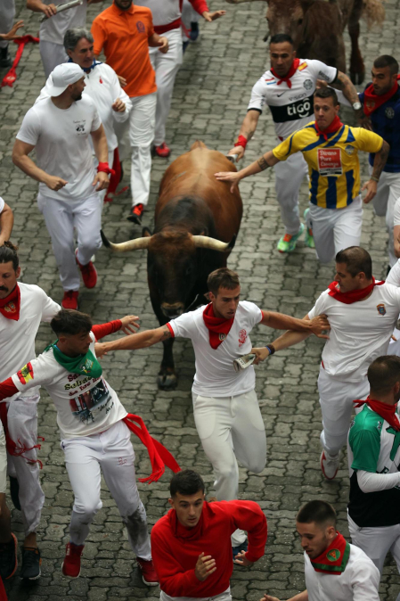 Primer encierro de San Fermín en el tramo del exterior de la Plaza de Toros