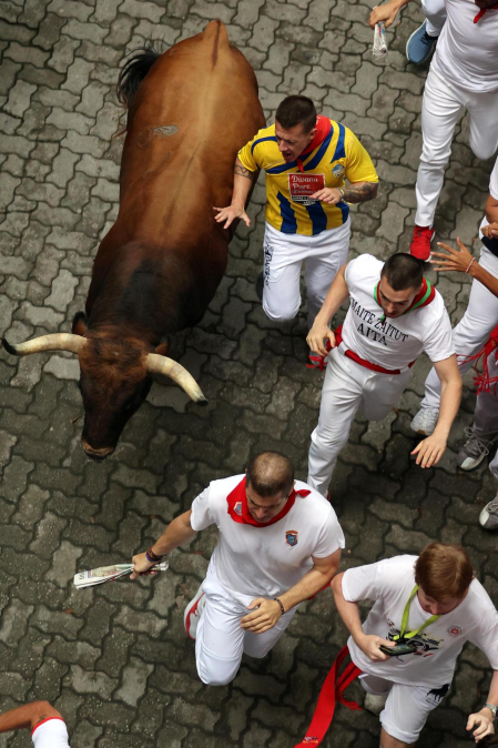 Primer encierro de San Fermín en el tramo del exterior de la Plaza de Toros
