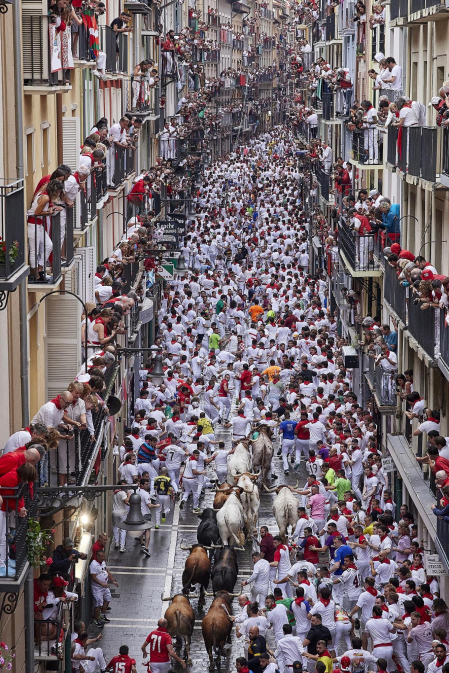Primer encierro de San Fermín en el tramo de la curva de Mercaderes