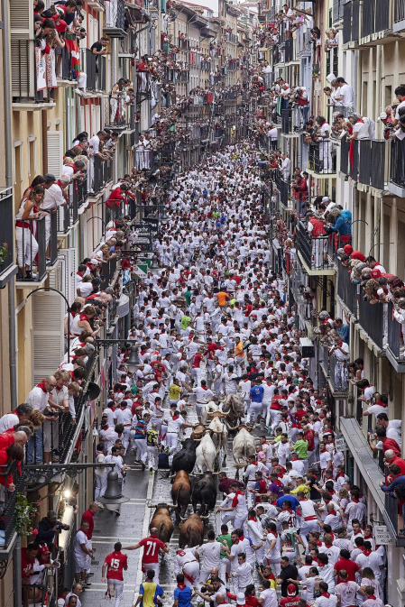 Primer encierro de San Fermín en el tramo de la curva de Mercaderes