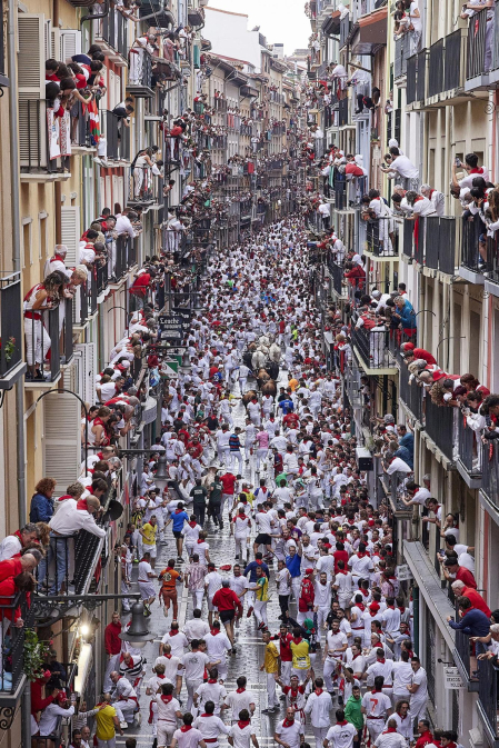 Primer encierro de San Fermín en el tramo de la curva de Mercaderes