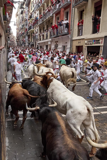 Primer encierro de San Fermín en el tramo de la curva de Mercaderes