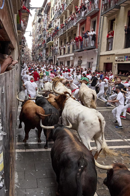 Primer encierro de San Fermín en el tramo de la curva de Mercaderes