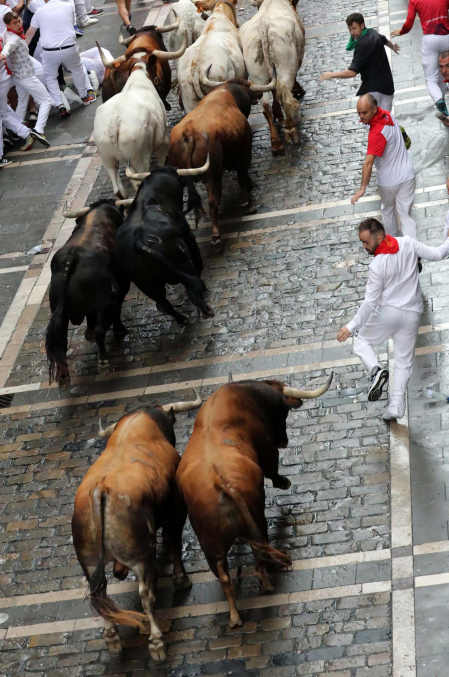 Primer encierro de San Fermín en el tramo del Ayuntamiento