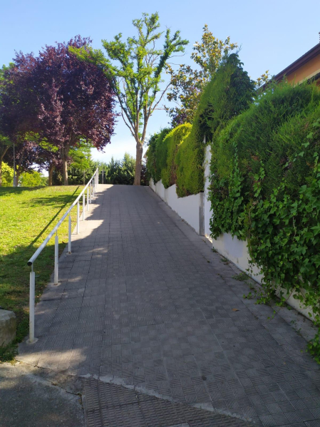 Es imprescindible colocar uno o dos puntos de luz en el final de la Cuesta peatonal de conexión entre Ronda San Cristóbal y calle Mendikoa de Zizur Mayor. Por la noche oscuridad total y simplemente hay que añadir una o dos farolas a las que hay. Es una zona de paso de alta presencia de peatones cada la proximidad de la parada de bus de la línea 18. Ya ha habido varios sustos de chicas jóvenes al volver a, sus casas en la zona.