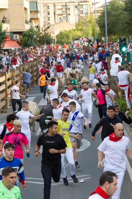 Imagen del primer encierro de las fiestas de Tudela 2023./