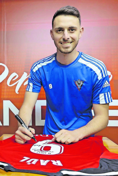 Raúl García firma una camiseta del Mirandés la pasada temporada