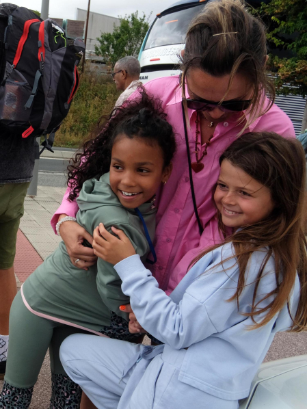 Fotos de la despedida de los niños saharauis de sus familias navarras. /