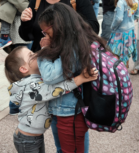 Fotos de la despedida de los niños saharauis de sus familias navarras. /