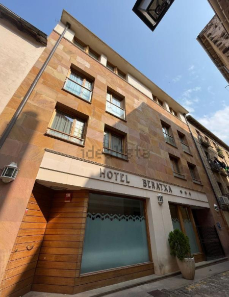 Fachada del hotel a la venta en Tafalla