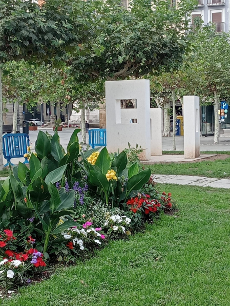 Monumento a los tres burgos. /