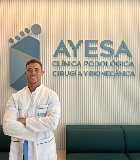 Javier Ayesa, en la recepción de la Clínica Podológica Ayesa