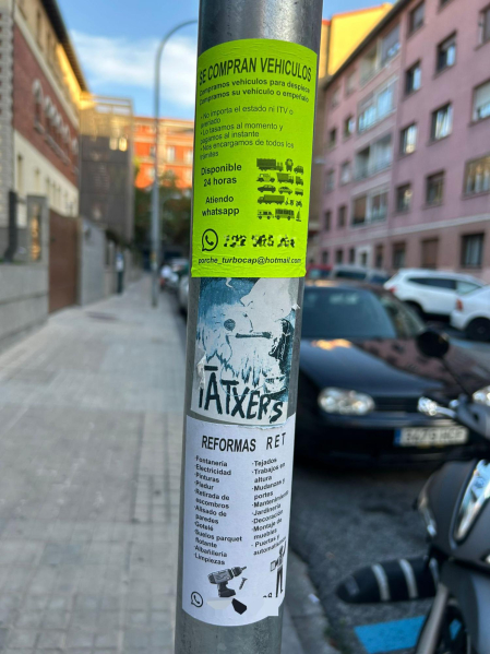 Y a esta persona que ha empapelado todo el mobiliario urbano de pamplona, ¿nadie le llama del Ayuntamiento para que retire todas las pegatinas?