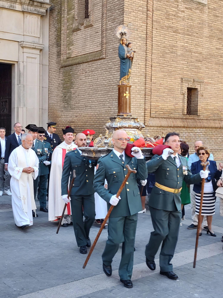 CORELLA El cuartel de la Guardia Civil de Corella celebró ayer la festividad de la Virgen del Pilar con la procesión de la imagen desde la parroquia del Rosario. A la cita acudieron, entre otros, el alcalde de la ciudad, Gorka García Izal, y mandos de otros cuerpos de seguridad de Corella
