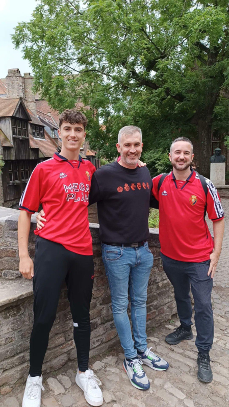 Natxo Zunzarren, gran aficionado de Osasuna, en el centro de la imagen