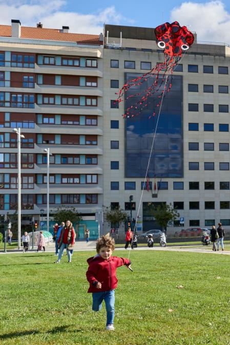 IX Certamen- Exhibición Solidaria de Vuelo de Cometas en la estación de autobuses de Pamplona