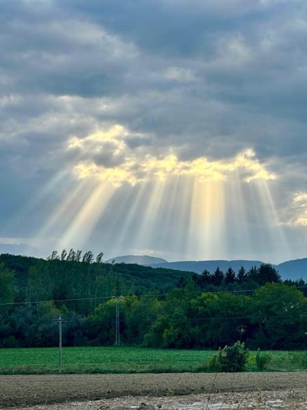 La luz se abre paso entre las nubes. /