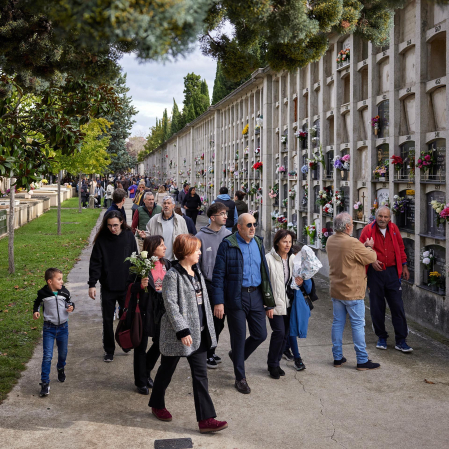 Fotos de la celebración de Todos los Santos en el cementerio de Pamplona. /