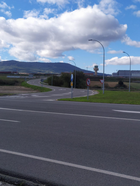 Carretera del aeropuerto desde la parada de bus de la línea 16 sin acera alguna. Casi un kilómetro jugándote la vida pegado a la vaya de protección. Decenas de años de desidia. /