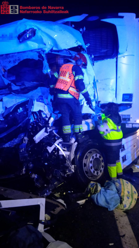 Fotos del accidente con dos camioneros heridos en Baztan.