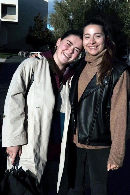 Patricia Urbasos e Inés Araujo (21), estudiantes de Psicología en la UN./