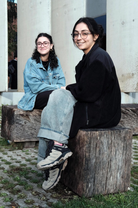 Agustina Rodríguez y Marta Aguado, estudiantes de 19 años de Historia en la Universidad de Navarra./