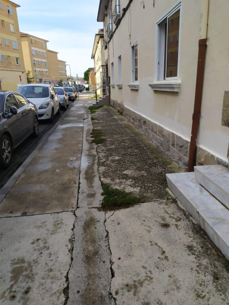 Lamentable el estado de estas aceras de la calle Echarri Aranaz del barrio de la Chantrea de Pamplona. Como ésta se encuentran otras calles. Las personas mayores se caen. Ya sé que se van a reurbanizar tras más de 40 años sin hacer nada pero, hasta que llegue, que dispongan un arreglo elemental del firme para los peatones.
