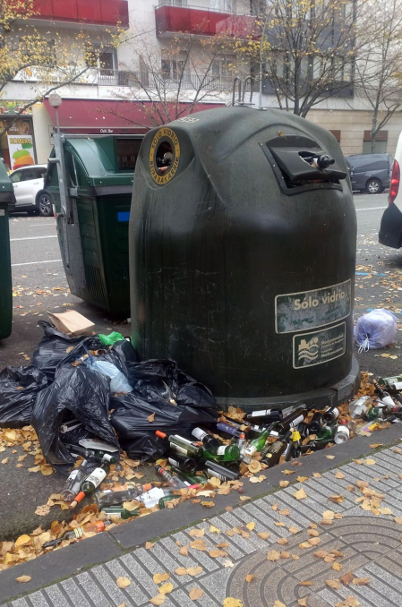 Buenas tardes. Hay veces que hay que dejar la basura fuera porque no cabe en los contenedores, como pasa en este caso en el de vidrio en una zona de bares de San Juan donde se ve que el servicio es nefasto. A ver si subiendonos el 8% las tasas en 2024 mejora el servicio. Seguro que no...