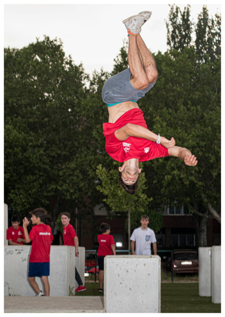 Marcos, practicando 'parkour' con sus amigos