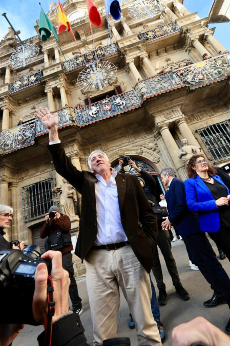 El nuevo alcalde de Pamplona, Joseba Asiron (EH Bildu), sale del Ayuntamiento de Pamplona tras la moción de censura a Critina Ibarrola (UPN).