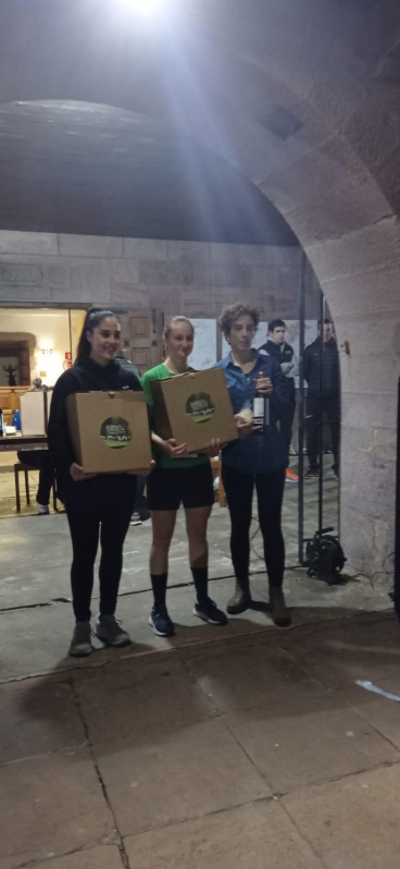 ELIZONDO REUNIÓ A 332 CORREDORES. La XII San Silvestre de Elizondo, organizada por Baztango Lasterketa Taldea, reunió este pasado 31 en las salidas de la PLaza de los Fueros a un total de 332 deportistas, 128 participantes en las carreras txikis y 204 en la absoluta sobre unos 4 kilómetros de recorrido. El baztanés Alberto Barberena (12:08) sumó un nuevo triunfo a su palmarés, seguido muy de cerca por Unai Barazabal, segundo con 12:12. Iñaki Telletxea cerró el podio masculino (13:12). Por su parte, Olaia Mendiburu fue la ganadora en la prueba absoluta femenina (17:58) seguida por Izaro Urrutia (18:10) y Miren Barazabal (18:17).