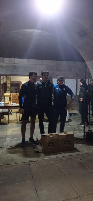 ELIZONDO REUNIÓ A 332 CORREDORES. La XII San Silvestre de Elizondo, organizada por Baztango Lasterketa Taldea, reunió este pasado 31 en las salidas de la PLaza de los Fueros a un total de 332 deportistas, 128 participantes en las carreras txikis y 204 en la absoluta sobre unos 4 kilómetros de recorrido. El baztanés Alberto Barberena (12:08) sumó un nuevo triunfo a su palmarés, seguido muy de cerca por Unai Barazabal, segundo con 12:12. Iñaki Telletxea cerró el podio masculino (13:12). Por su parte, Olaia Mendiburu fue la ganadora en la prueba absoluta femenina (17:58) seguida por Izaro Urrutia (18:10) y Miren Barazabal (18:17).