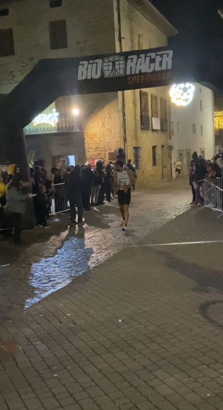 LA DE ALSASUA, UN 'DOMINIO' DE ISRAEL ARBIZU E IZASKUN BEUNZA
Israel Arbizu (Hiru Herri) e Izaskun Beunza (Beste Iruña) demostraron su dominio en la XLIV San Silvestre de Alsasua, la más veterana de las más de 60 que se celebran en Navarra, y que ganaron por tercera edición consecutiva por delante de Mikel Astiz y Asier Estarriaga y de Paula Díaz y Haizea Ramírez de Alda, respectivamente. La prueba reunió a un total de 412 corredores -277 atletas y 135 en las carreras previas para los más pequeños-./
