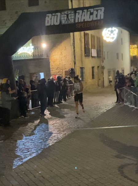 LA DE ALSASUA, UN 'DOMINIO' DE ISRAEL ARBIZU E IZASKUN BEUNZA
Israel Arbizu (Hiru Herri) e Izaskun Beunza (Beste Iruña) demostraron su dominio en la XLIV San Silvestre de Alsasua, la más veterana de las más de 60 que se celebran en Navarra, y que ganaron por tercera edición consecutiva por delante de Mikel Astiz y Asier Estarriaga y de Paula Díaz y Haizea Ramírez de Alda, respectivamente. La prueba reunió a un total de 412 corredores -277 atletas y 135 en las carreras previas para los más pequeños-./