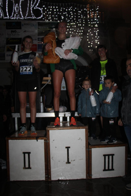 GRAN AMBIENTE EN SANTESTEBAN: Más de 200 corredores (60 niños en la primera carrera y 155 en la de adultos) tomaron parte en la XVI San Silvestre de Santesteban-Doneztebe, organizada por el Erreka y que colaboró con la Asociación Pequeña Guerrera, y que contó con numeroso público en las calles de la parte vieja de la localidad. En chicas Saioa San Miguel volvió a demostrar que está a un grandísimo nivel, subiéndose a lo más alto del podio. La también doneztebarra Amaia Jorajuria y Mireia Ostiz fueron segunda y tercera respectivamente. En chicos ganó con superioridad Joseba Elizagoien, de Narbarte. La gran sorpresa la dio el local Borja Arregi, completando un tremenda prueba, y tercero fue el joven de Beintza- Labaien Beñat Albisu./