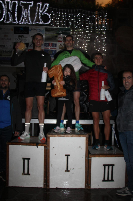 GRAN AMBIENTE EN SANTESTEBAN: Más de 200 corredores (60 niños en la primera carrera y 155 en la de adultos) tomaron parte en la XVI San Silvestre de Santesteban-Doneztebe, organizada por el Erreka y que colaboró con la Asociación Pequeña Guerrera, y que contó con numeroso público en las calles de la parte vieja de la localidad. En chicas Saioa San Miguel volvió a demostrar que está a un grandísimo nivel, subiéndose a lo más alto del podio. La también doneztebarra Amaia Jorajuria y Mireia Ostiz fueron segunda y tercera respectivamente. En chicos ganó con superioridad Joseba Elizagoien, de Narbarte. La gran sorpresa la dio el local Borja Arregi, completando un tremenda prueba, y tercero fue el joven de Beintza- Labaien Beñat Albisu./