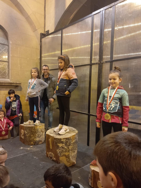 Sangüesa celebró el décimo aniversario de su San Silvestre con cientos de deportistas en las distintas carreras. La cita absoluta, con Diego Miguelena y Andrea Martínez como vencedores, se disputó sobre 4,5 km. Antes hubo carreras para los más pequeños./