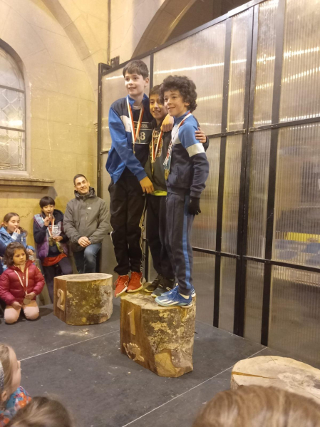 Sangüesa celebró el décimo aniversario de su San Silvestre con cientos de deportistas en las distintas carreras. La cita absoluta, con Diego Miguelena y Andrea Martínez como vencedores, se disputó sobre 4,5 km. Antes hubo carreras para los más pequeños./