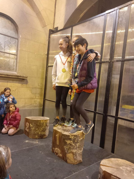 Sangüesa celebró el décimo aniversario de su San Silvestre con cientos de deportistas en las distintas carreras. La cita absoluta, con Diego Miguelena y Andrea Martínez como vencedores, se disputó sobre 4,5 km. Antes hubo carreras para los más pequeños./