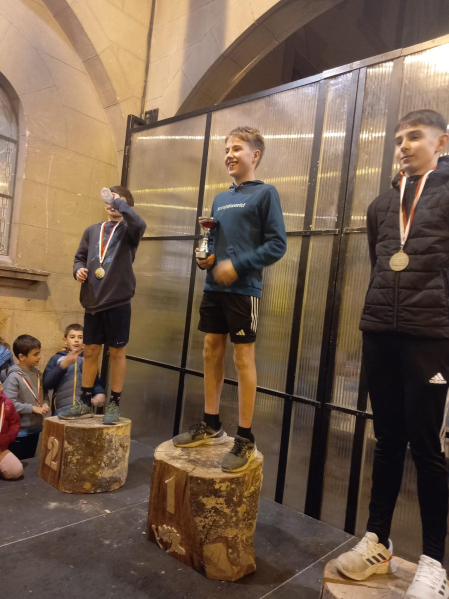Sangüesa celebró el décimo aniversario de su San Silvestre con cientos de deportistas en las distintas carreras. La cita absoluta, con Diego Miguelena y Andrea Martínez como vencedores, se disputó sobre 4,5 km. Antes hubo carreras para los más pequeños./