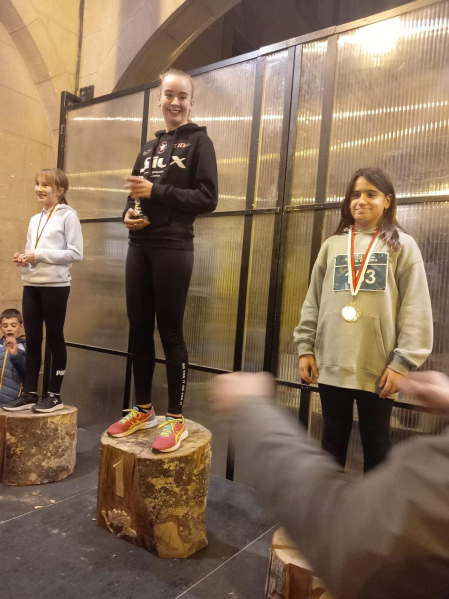 Sangüesa celebró el décimo aniversario de su San Silvestre con cientos de deportistas en las distintas carreras. La cita absoluta, con Diego Miguelena y Andrea Martínez como vencedores, se disputó sobre 4,5 km. Antes hubo carreras para los más pequeños./