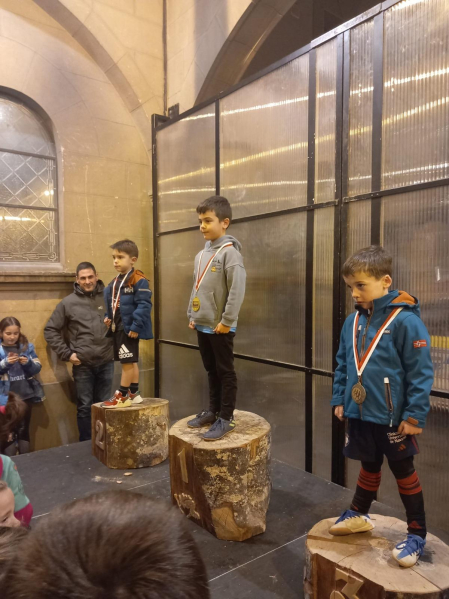 Sangüesa celebró el décimo aniversario de su San Silvestre con cientos de deportistas en las distintas carreras. La cita absoluta, con Diego Miguelena y Andrea Martínez como vencedores, se disputó sobre 4,5 km. Antes hubo carreras para los más pequeños./