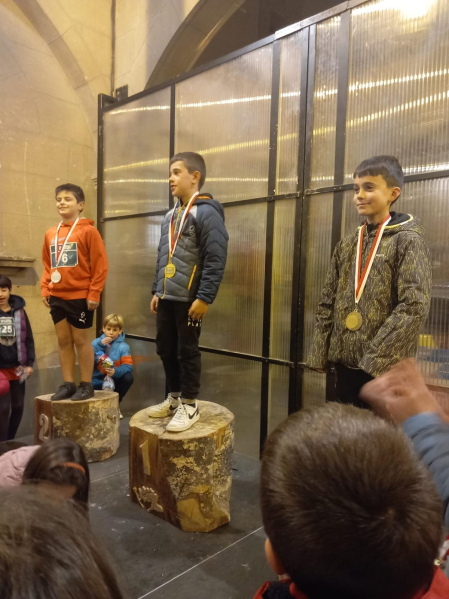 Sangüesa celebró el décimo aniversario de su San Silvestre con cientos de deportistas en las distintas carreras. La cita absoluta, con Diego Miguelena y Andrea Martínez como vencedores, se disputó sobre 4,5 km. Antes hubo carreras para los más pequeños./