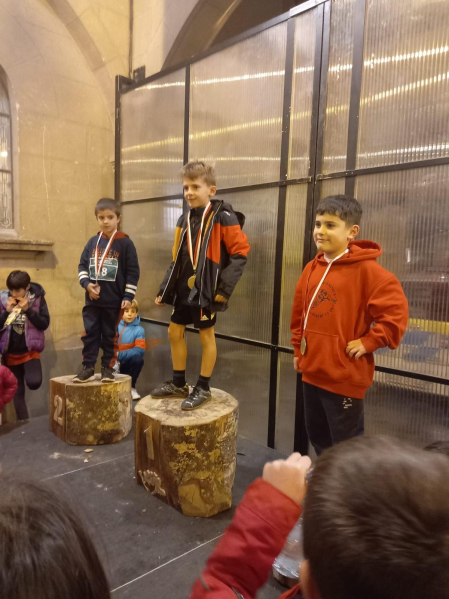 Sangüesa celebró el décimo aniversario de su San Silvestre con cientos de deportistas en las distintas carreras. La cita absoluta, con Diego Miguelena y Andrea Martínez como vencedores, se disputó sobre 4,5 km. Antes hubo carreras para los más pequeños./