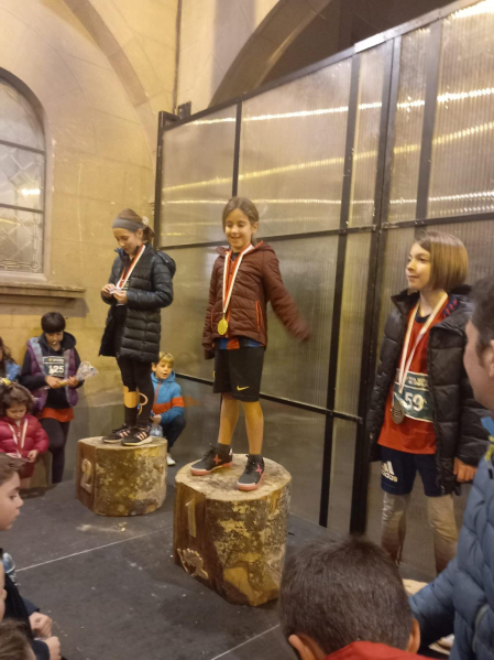 Sangüesa celebró el décimo aniversario de su San Silvestre con cientos de deportistas en las distintas carreras. La cita absoluta, con Diego Miguelena y Andrea Martínez como vencedores, se disputó sobre 4,5 km. Antes hubo carreras para los más pequeños./
