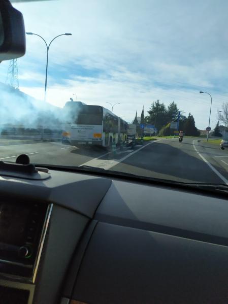 Bus de la línea 18 de TUC en Zizur Mayor generando una humareda al circular. Lleva días así sin que lo solucionen. Vehículo muy contaminante debido a su deficiente mantenimiento. Que lo solucionen.