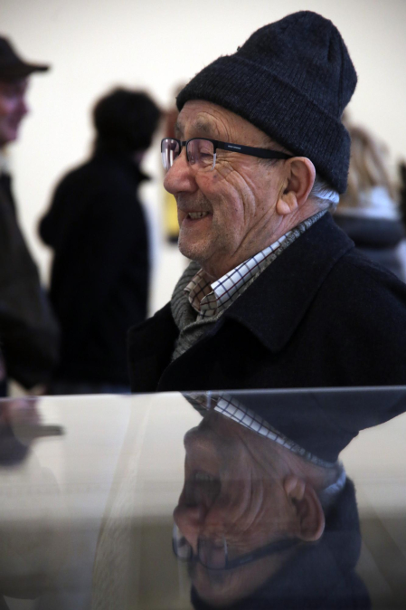 Buldain en la exposición que reunió a exalumnos de su taller en el Centro Huarte